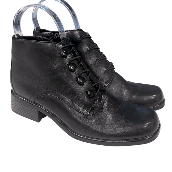 LIZ BAKER Leather Button Ankle Boots Size 6 NWOB - Picture 1 of 14